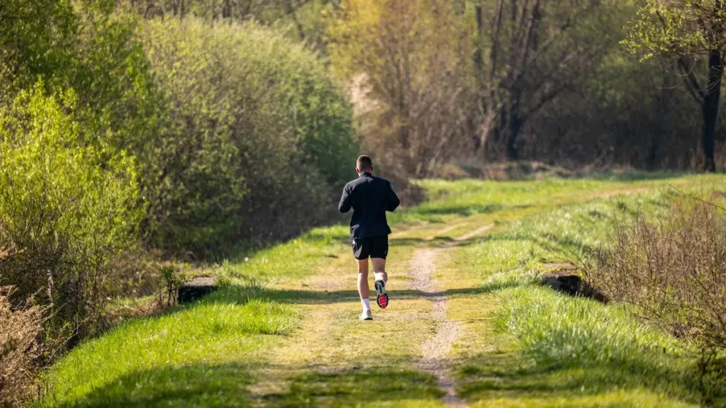 Homem a correr ao ar livre, aptidão cardiorrespiratória e longevidade masculina