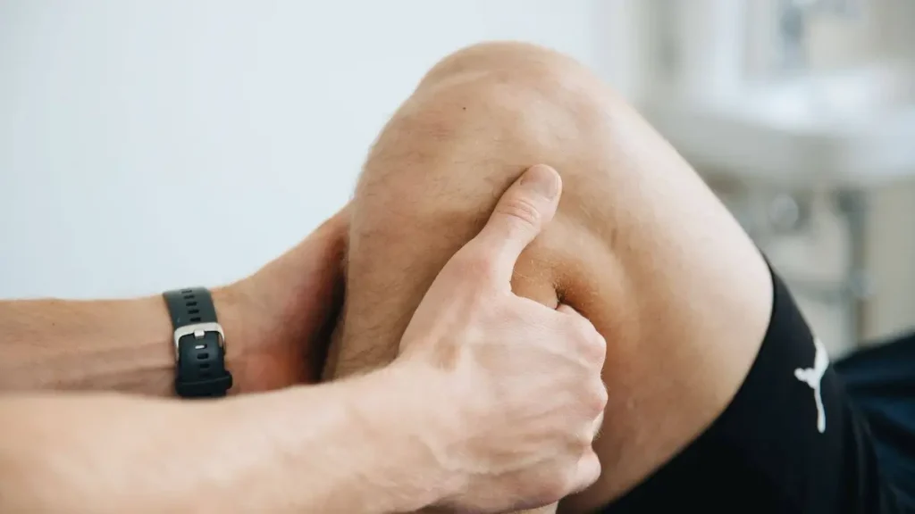 Homem com dor no joelho (dores articulares), causa ligada ao envelhecimento articular