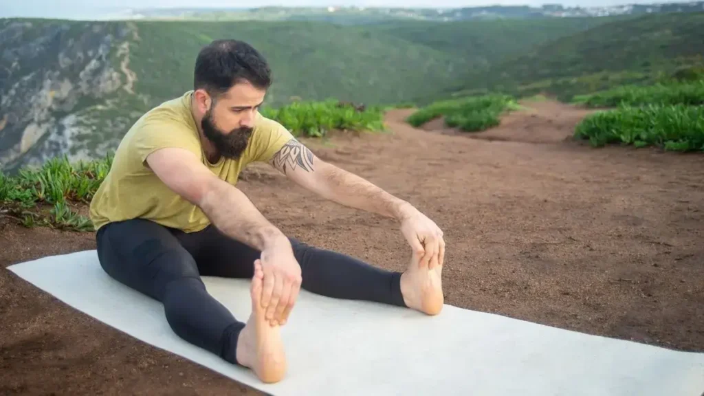 Homem a praticar yoga para reduzir cortisol e stress crónico.