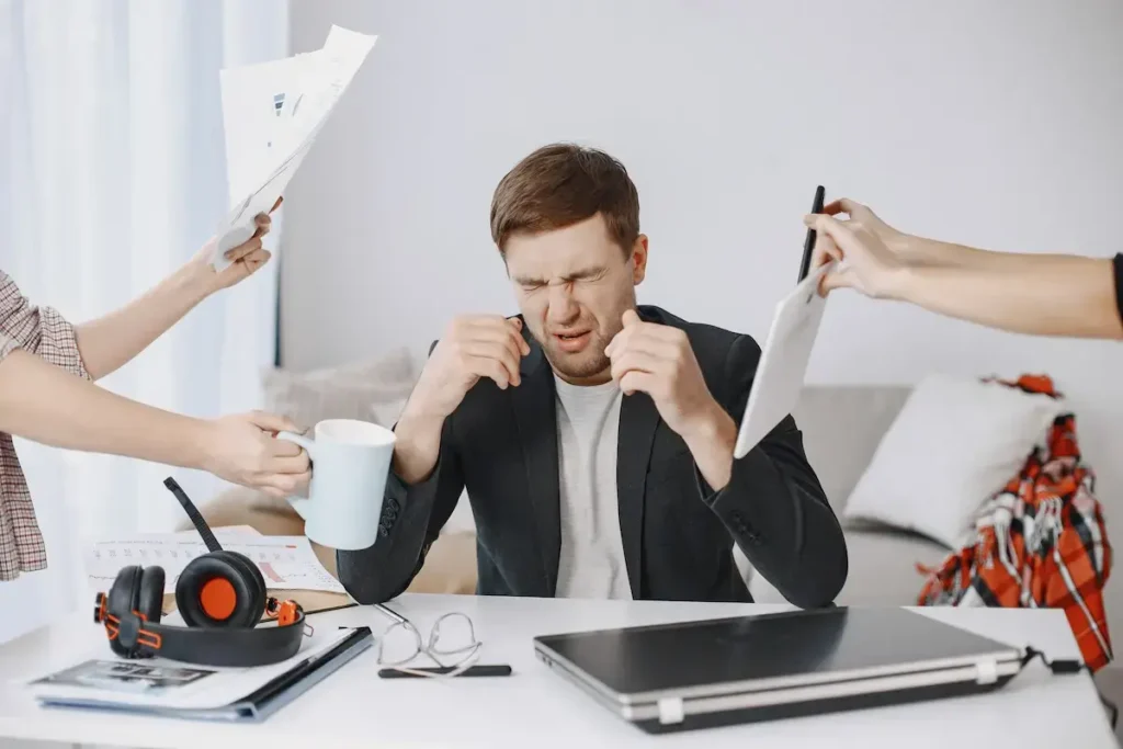 Homem com tensão muscular e dor de cabeça por stress prolongado.